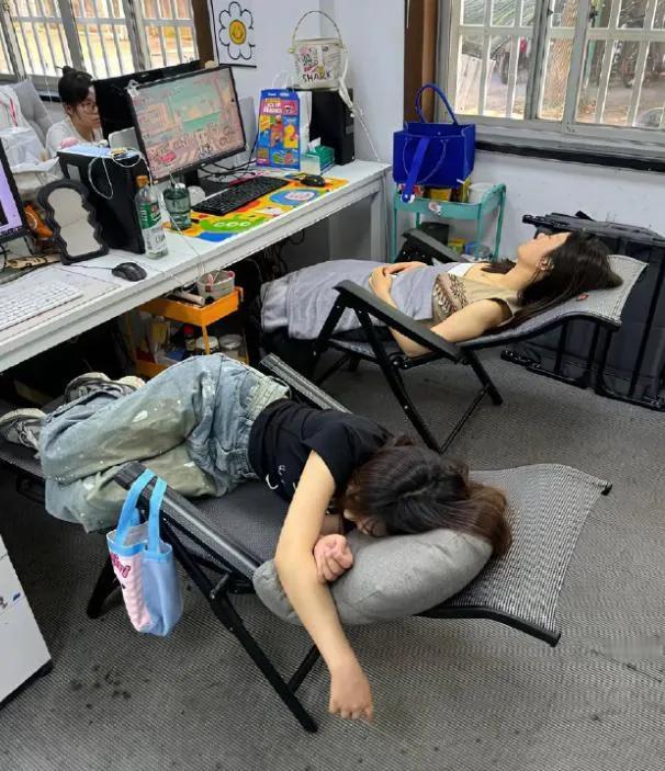 都在说学历贬值都在鼓吹读书无用看看读书的人多数在写字楼里上班每天身处
