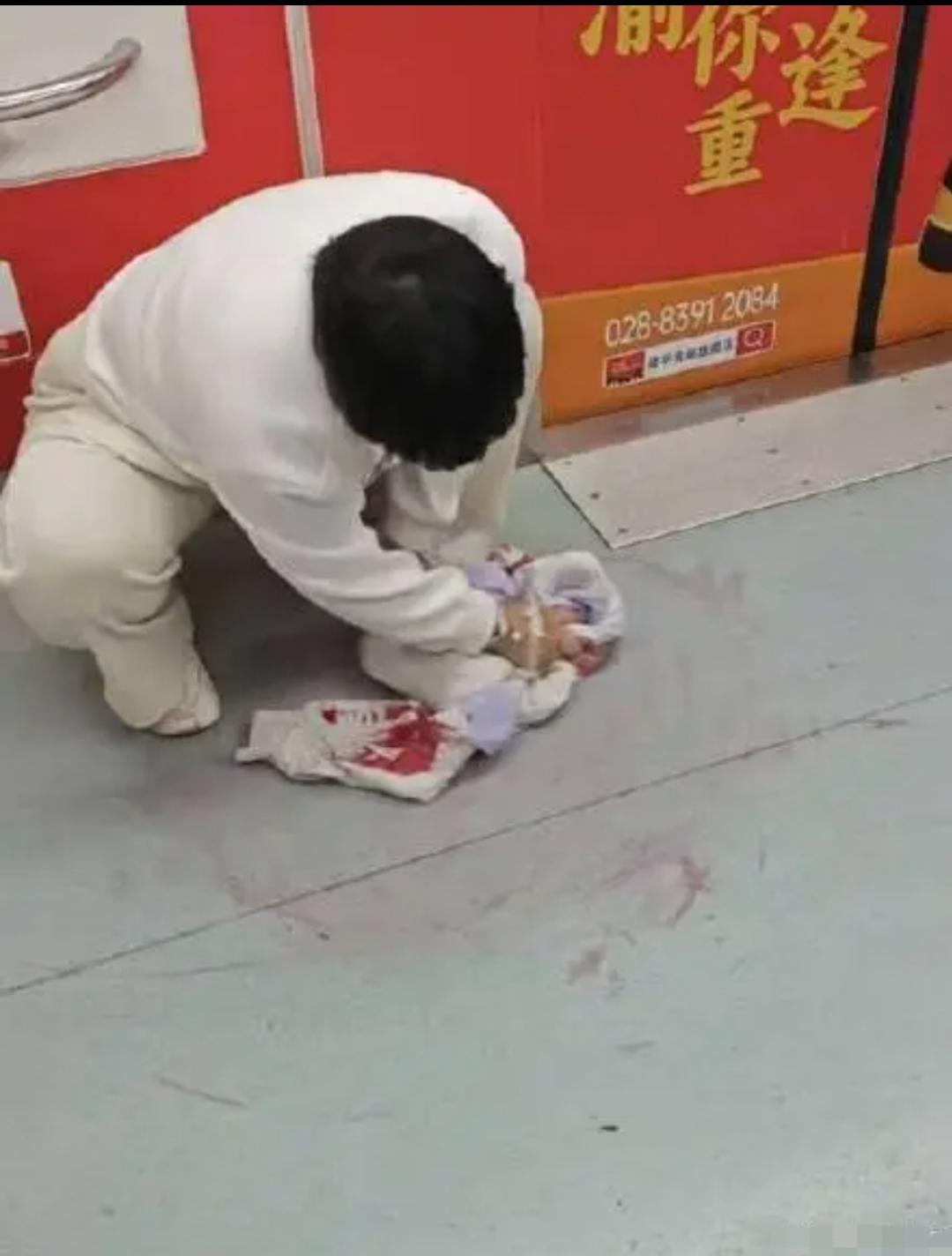 重庆地铁那个22岁的女孩，让我彻底破防了。说实话，每天那么多新闻，能让人心里