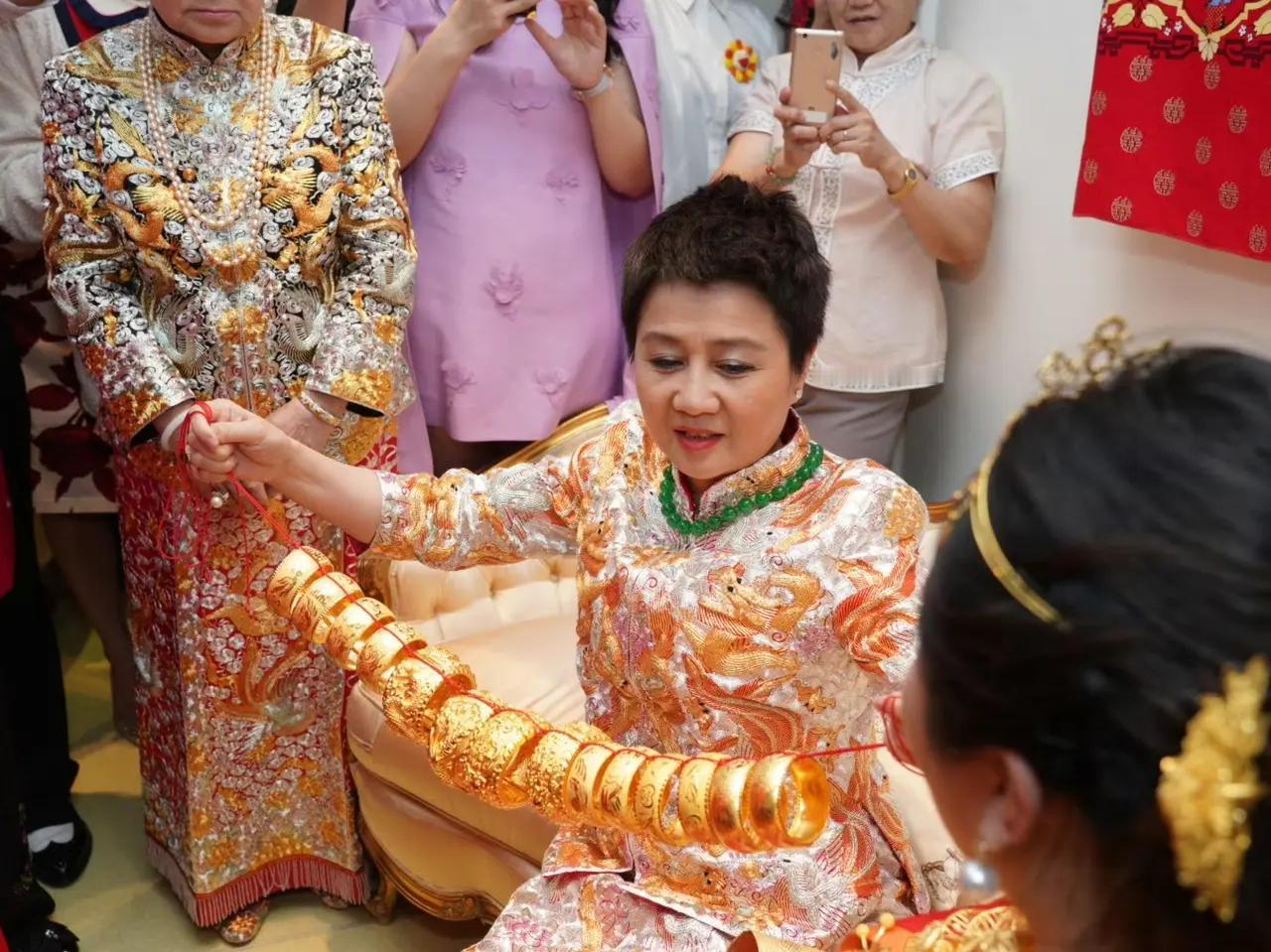 何超盈结婚时，四太手上拿的这串金手镯，共有15个，款式简约却不失美观，以现在的市