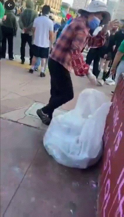 洛杉矶抗议现场，捡瓶子的亚裔大妈意外爆火，美国网民：她在收集我们的DNA！美国