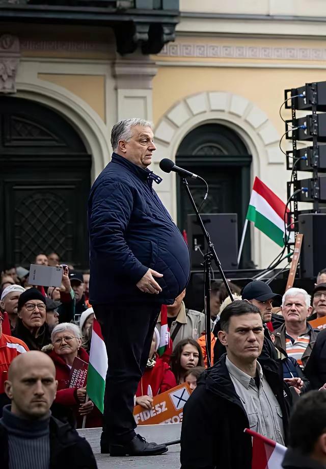 我上次说欧尔班长得太胖了，应该减肥，一群小粉红上来骂我。大家看看他的体型，他的