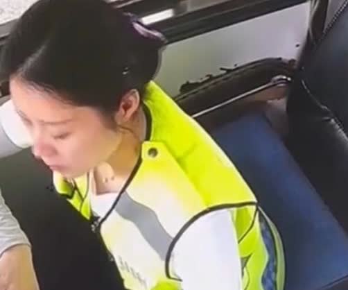 三亚蛇咬死人最害怕的不是在三亚旅游的人而是四川成都高速收费站的女