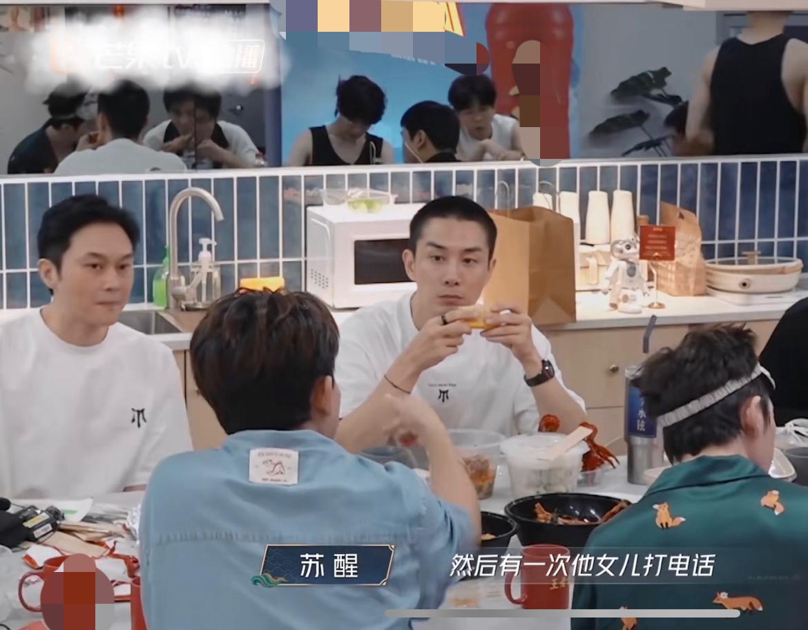 苏醒对李承铉拥有小棉袄的羡慕嫉妒都要溢出屏幕了。吃饭的时候吐槽，有一次李承铉父女