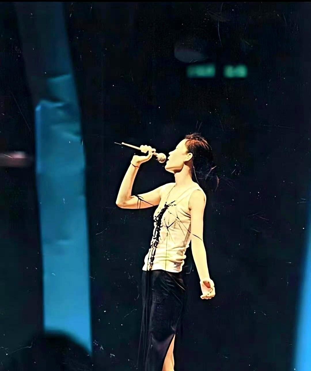 54岁穿12厘米高跟鞋在台风天唱歌，专业舞者撕开王菲“反重力”秘密。露天舞台在