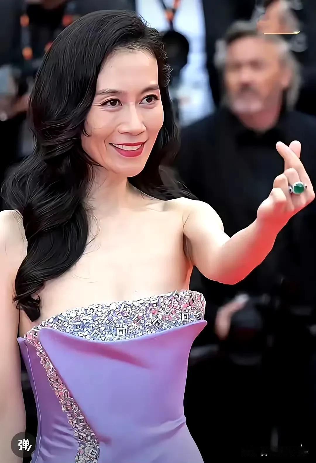 她这衣服位置不对吧，真的怕下一秒衣服会滑下来[捂脸哭]温峥嵘