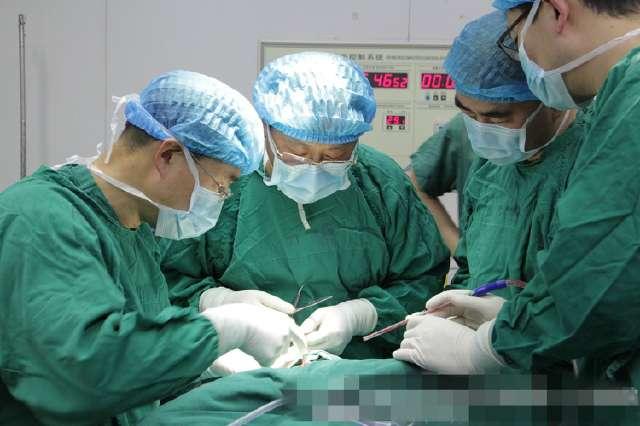 1岁女童吃了它, 胃被烧穿, 家家都有