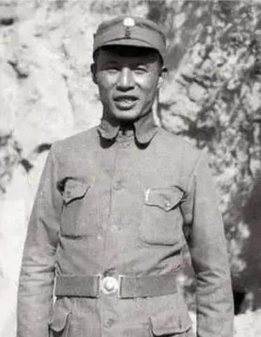 1941年，3000多日军压过来。吕正操通知撤离时，朱占魁正啃着玉米饼子，笑着说