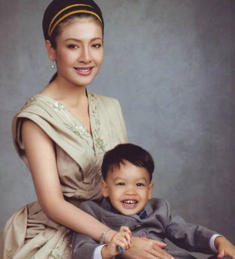 提帮功小时候还蛮有灵气的，如果他一直待在亲生母亲身旁就好了，母爱力量会让他健康成