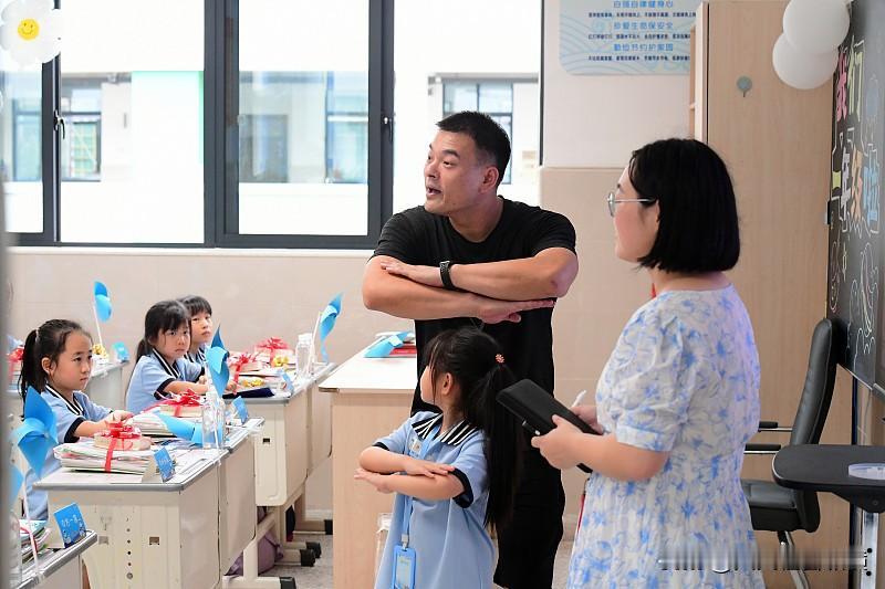 家长干涉过多，是教师身心俱疲的主要原因二十年前，家长把孩子送到学校后，很少掺和