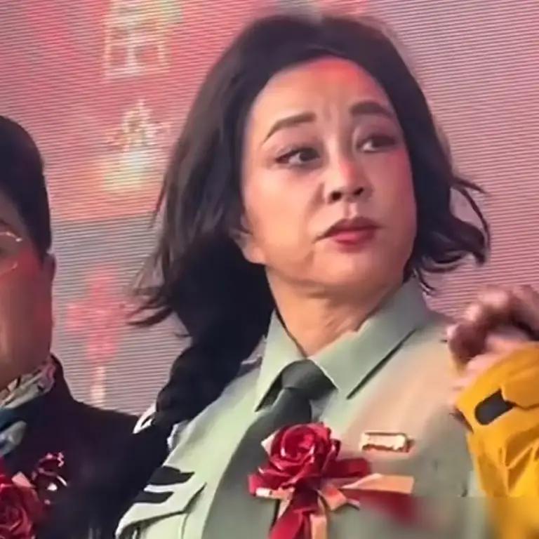 75岁刘晓庆农村走穴被嘲“掉价”？看完她一天睡4小时狂接10部短剧，我