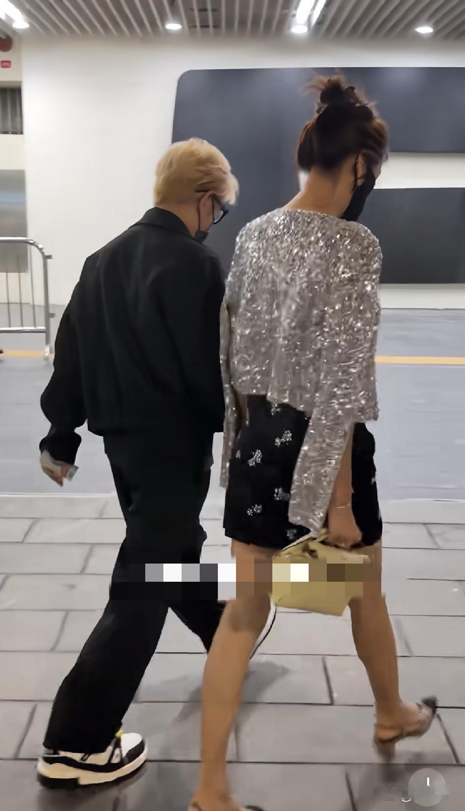 陈浩民与蒋丽莎手牵手现身谭咏麟香港红馆演唱会第三场，蒋丽莎眼圈是紫的，陈浩民染黄毛，看着挺年轻的。陈