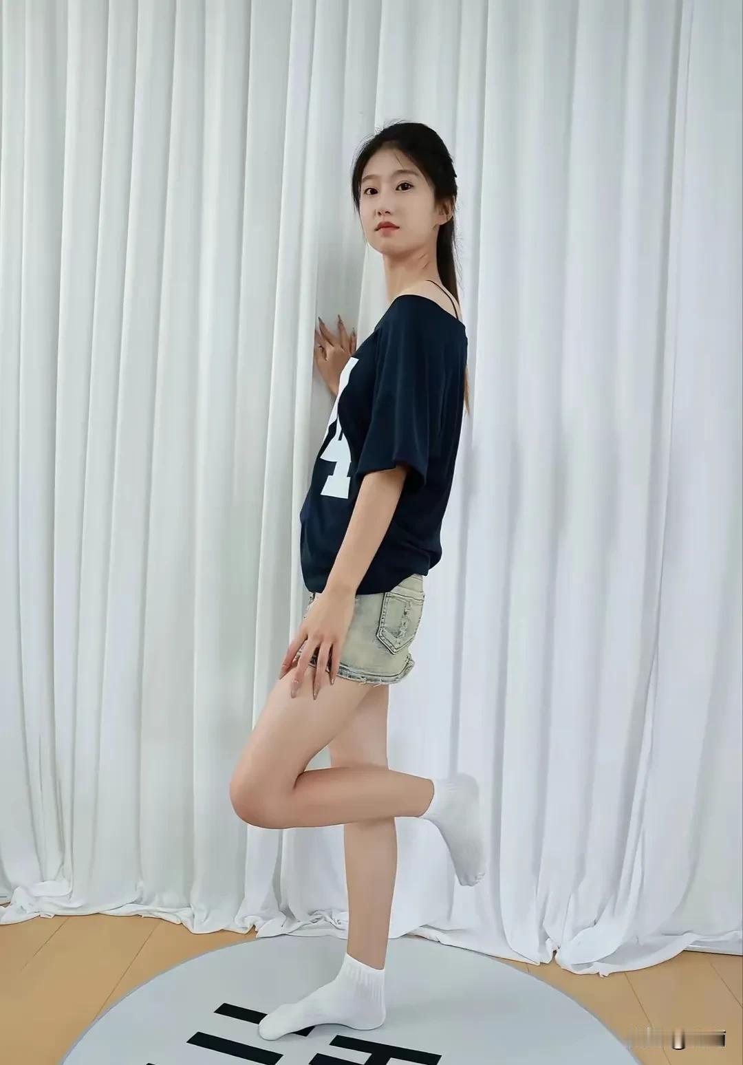 优雅与性感，你会怎么选白棉袜