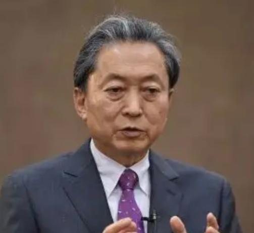 日本前首相鸠山由纪夫3月28日写道：“一名现役陆上自卫队军官持刀闯入中国驻日本大