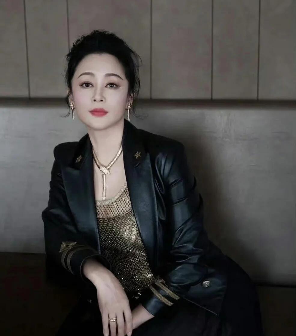 大家公认的第一美女，确实挺好看的，即使现在老了，依旧魅力无限，比倪萍好看多了。年