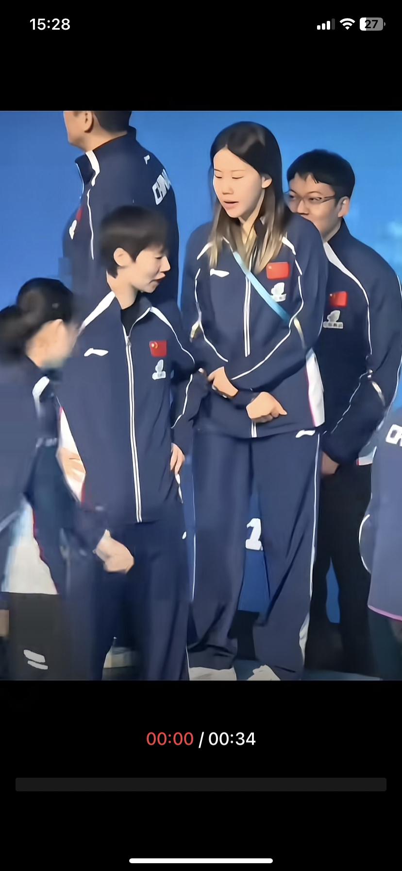 王曼昱不但让陈幸同下来，还手掐腰，陈幸同不下来。最后还是被拉了下来，蒯