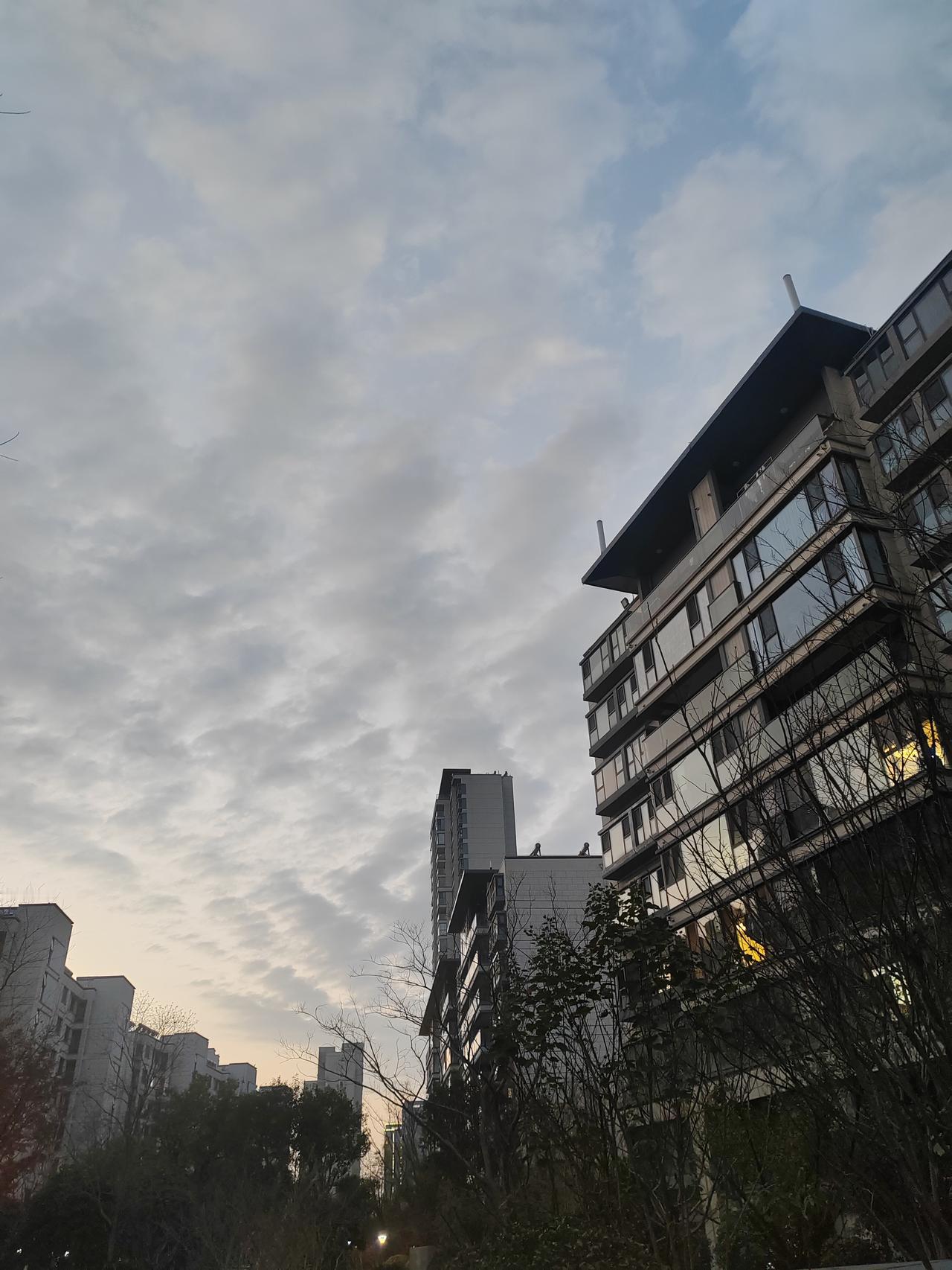 2025年搬了新家，贷款还清了，老大考上了大学，老二上了一年级，老妈身体也不错，