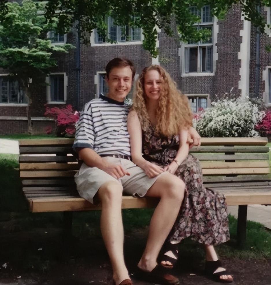 马斯克有钱长得还算帅气，对他投怀送抱的美女肯定不少。看他和曾经的女友相处，她们个