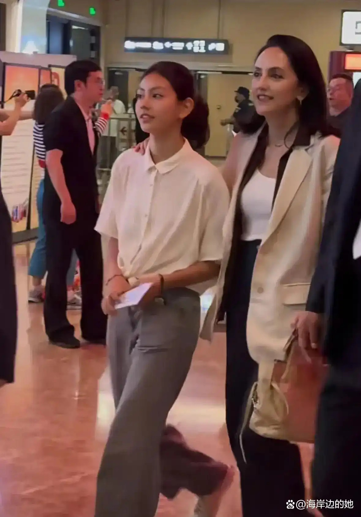 被刘烨女儿霓娜惊艳到了！14岁的她出落大方，混血颜值太出众