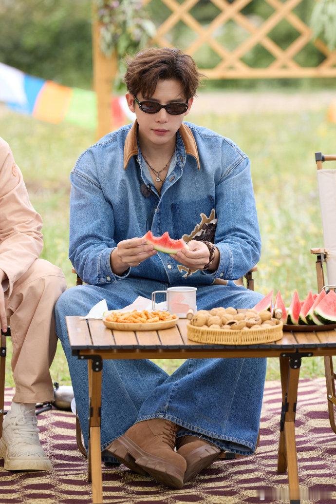 王安宇这“深渊巨口”名不虚传！干饭时啥都往嘴里炫，大口吃肉连带生菜都不放过，吃货