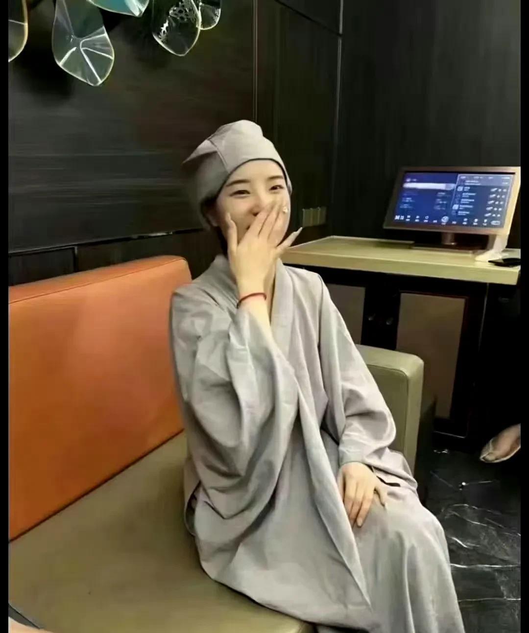 这小尼姑生得好美，看这样子像在KTV，对红尘如此恋恋不忘，六根无法清净，为什么还