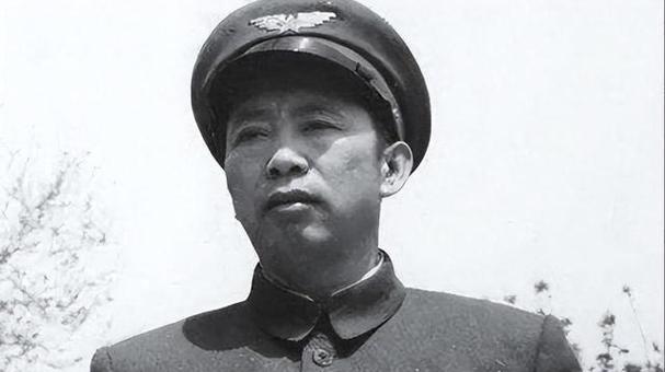 1955年，空军司令刘亚楼正坐在会场看节目，岂料看到一半时，后排一个中校竟把脚放
