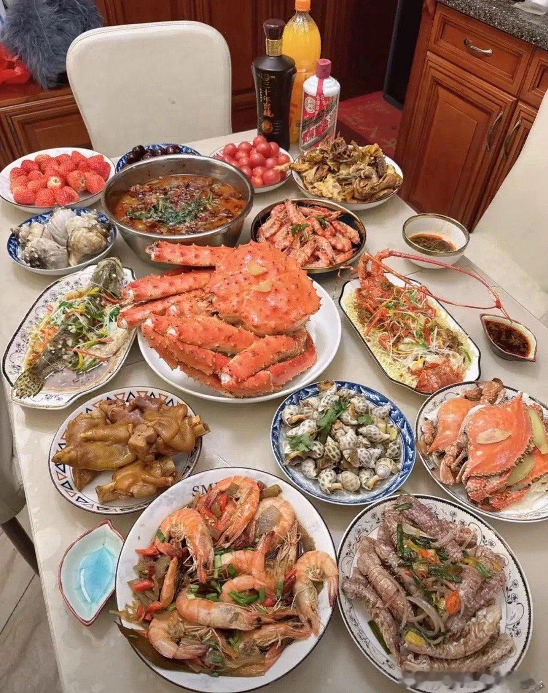 南方还是比北方有钱，看年夜饭就知道了，南方10人年夜饭标配：帝王蟹280元一斤买