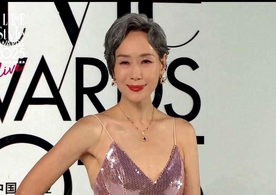 62岁叶童一头白发穿吊带,照片一出,全网安静了。不是滤镜,不是瘦到脱相,是真·