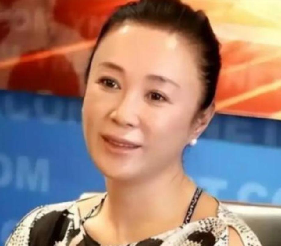 59岁傅艺伟北京公墓亲手放下独子骨灰，前夫高度沉默鞠躬3次，太扎心了北京公墓