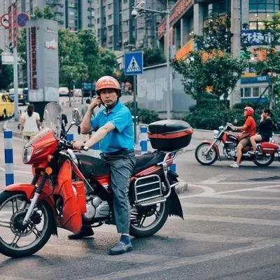 重庆国资没有投资张雪机车？简单看问题就狭隘了。从历史背景看，重庆作为摩帮时代已经