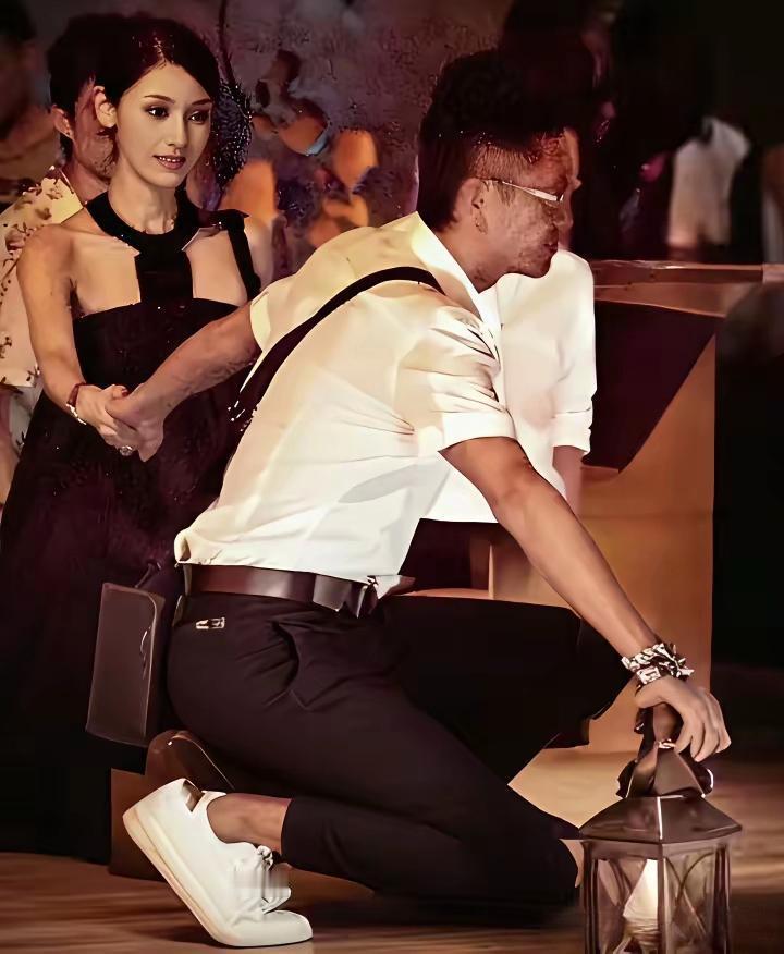 李嘉欣与许晋亨的旧照，2007年，还在热恋中的两人，一起牵手出行的画面。许