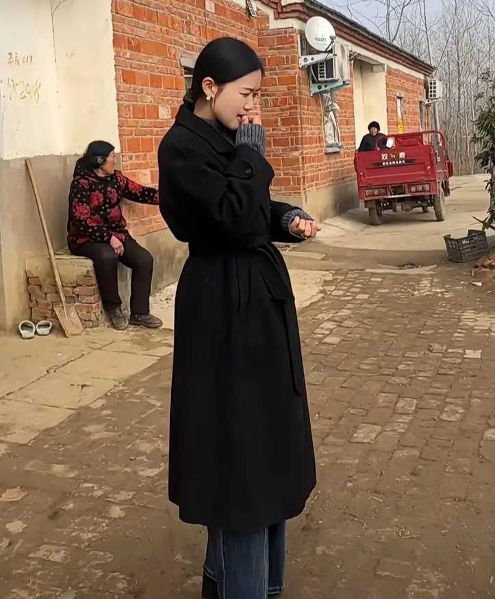 放假回村第一件事，就是相亲。这不，小丽才回到家，母亲就问，你有男朋友没有？小