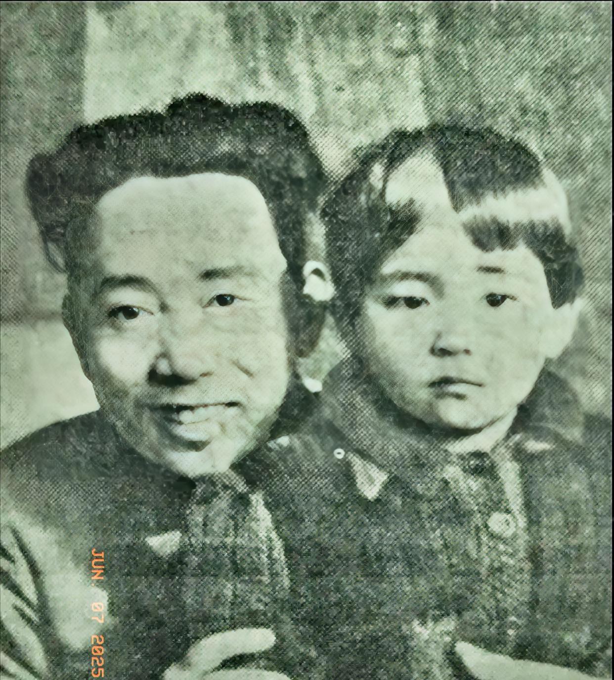 1948年刘亚楼上将怀中抱着林立衡（林豆豆），1965年，刘亚楼上将逝世后，林