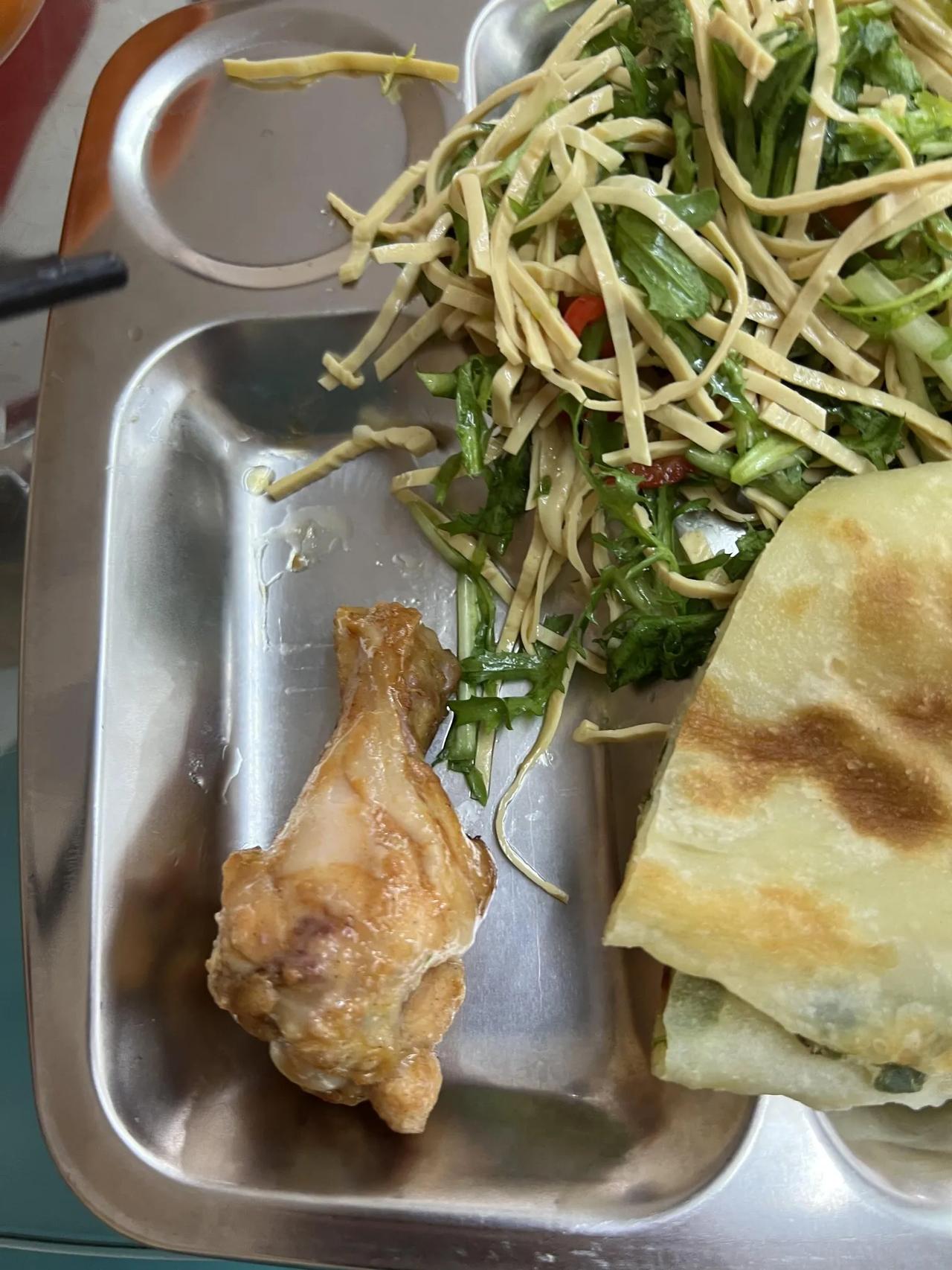 哪个天才第一个把翅根叫小鸡腿的重申一下，鸡只有两条腿，前面的是翅膀不是腿，鸡不