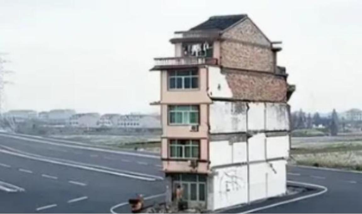 2003年，上海钉子户放话：“没有六套房加一个亿，休想让我搬走！”他坚守了14年