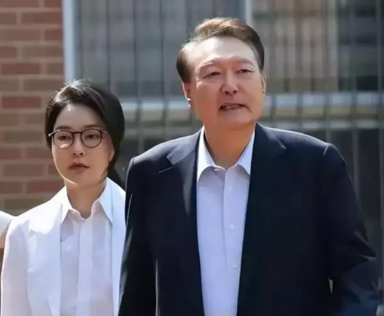 韩国第一夫人全网火了！打扮朴素自带气场，58像38，比金建希耐看
