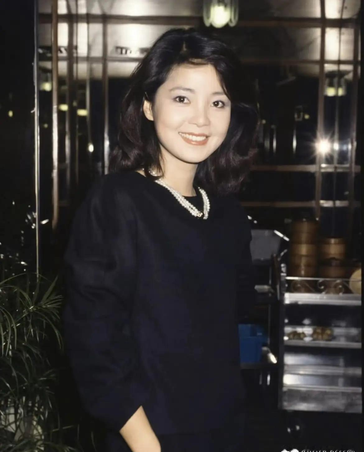 邓丽君的情感生活，随着最新的一线资讯逐渐丰富，变得更加立体而真实。过去只知道她