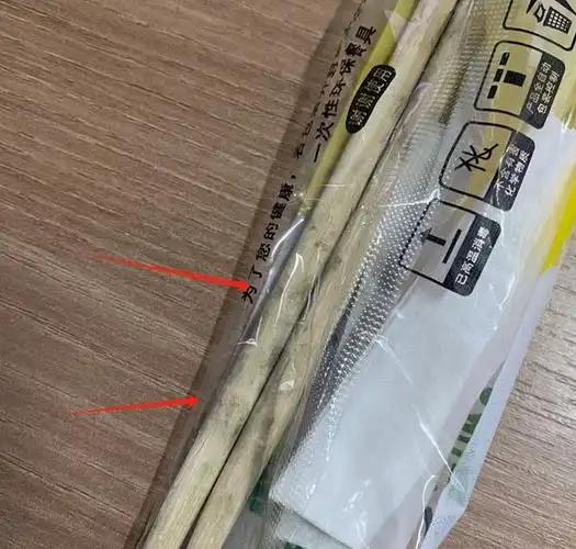 为什么外卖平台反复提倡“无需餐具”，大半商家还是会偷偷往餐里塞筷子？说起来