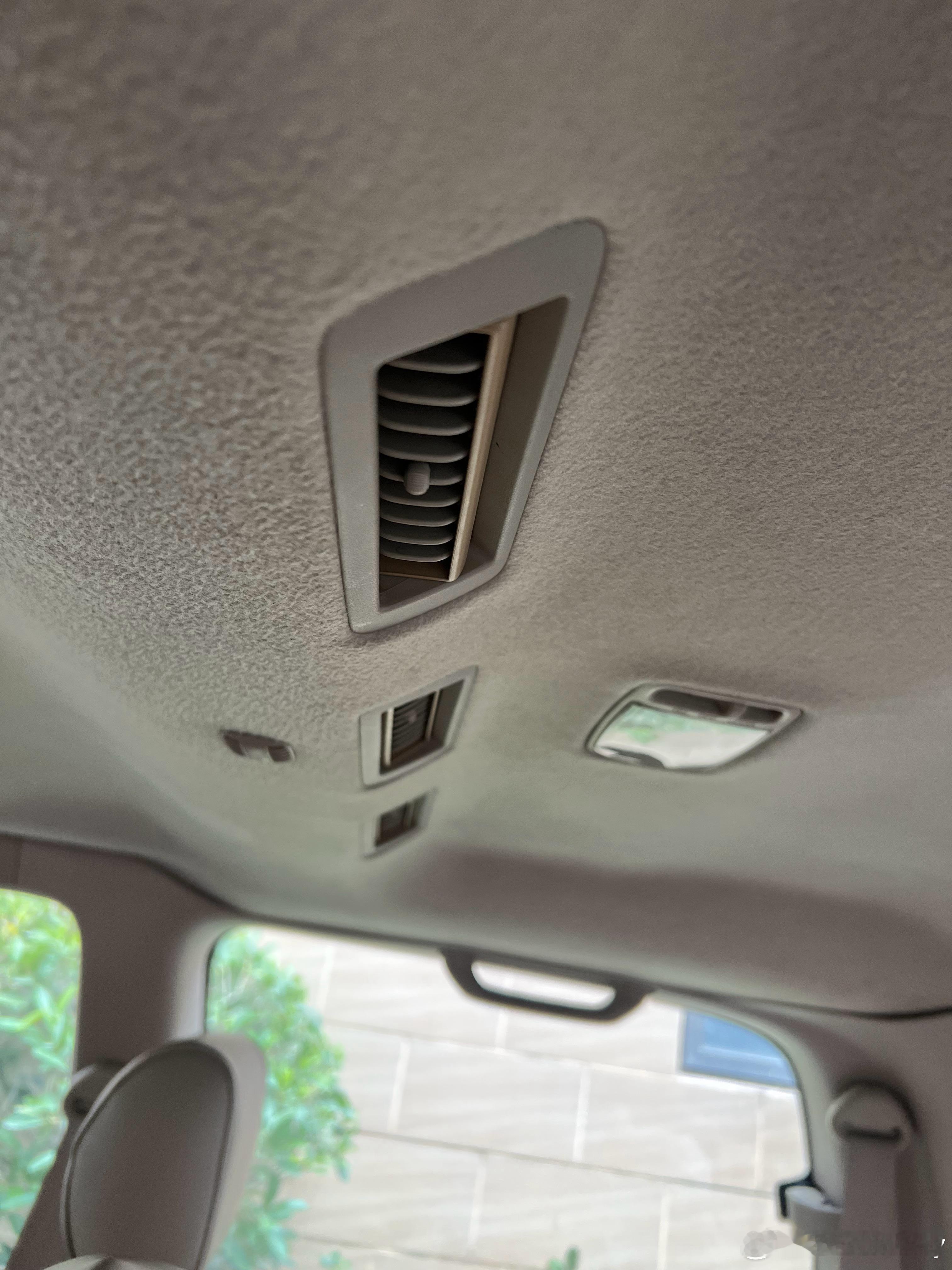 我很喜欢老丰田以前的空调出风口设置，相比很多车放在中央扶手箱后方（为了方便风管布