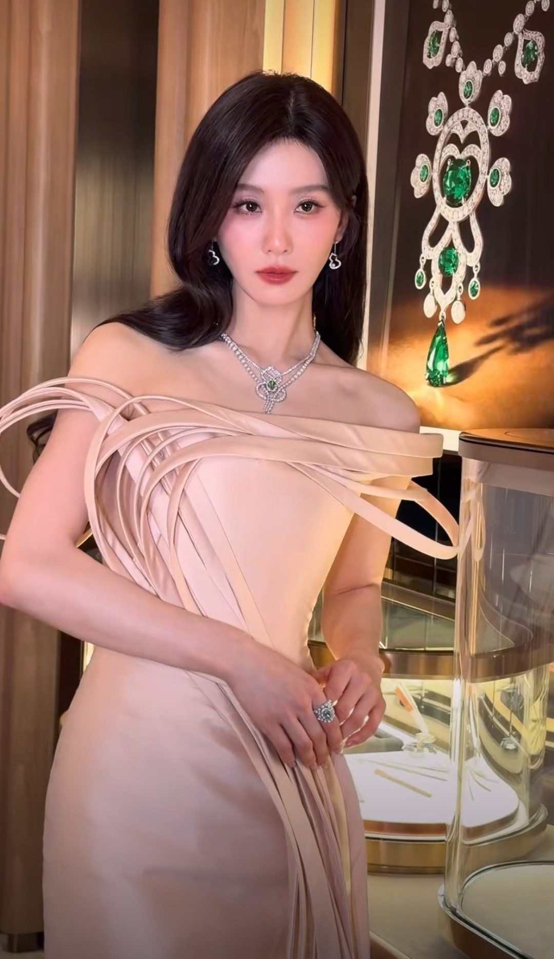 刘诗诗今日上海新天地QeelinHouse旗舰店揭幕活动造型，一袭RamiA