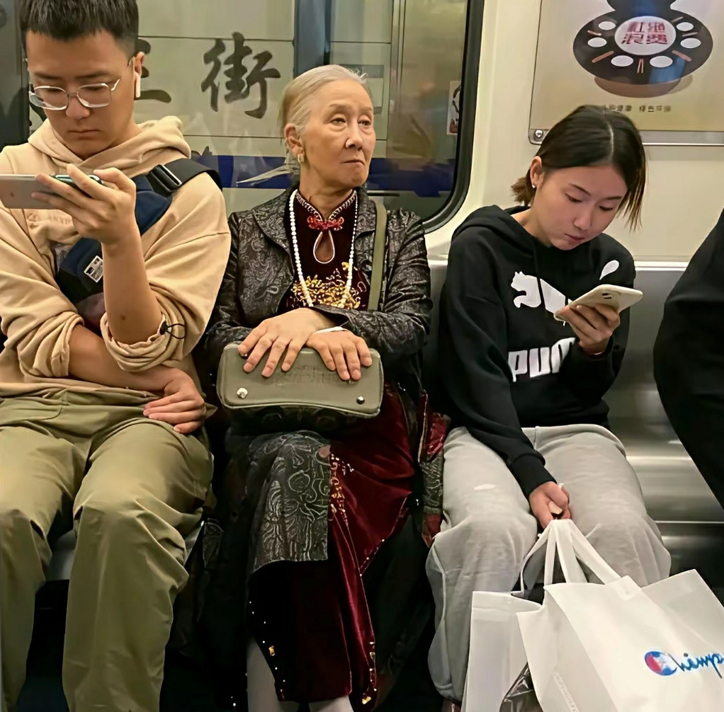 地铁上看到一位气质高雅的老奶奶，看她的穿戴超凡脱俗，项链、包包和脚上的鞋子尽显奢