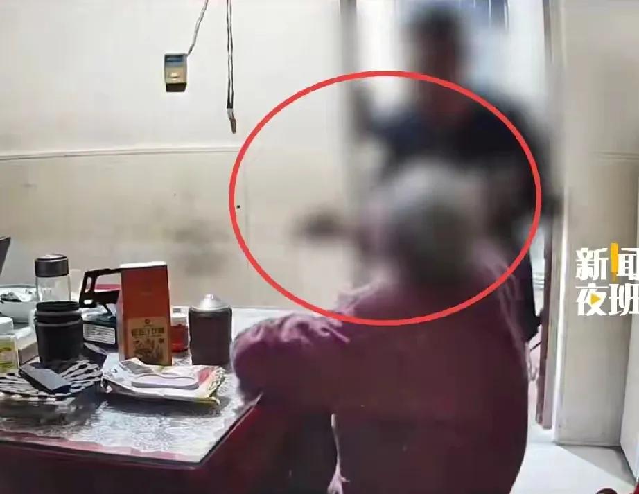 江苏50岁男子暴打93岁母亲事件令人发指！11月10日监控视频显示，杨某中因母亲