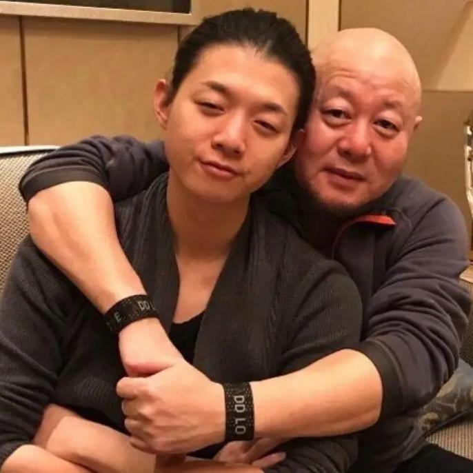 火风说：“很多人来评论说我抛弃弃子，从来不管他们（指霍尊和他妈妈仲小萍），这个我