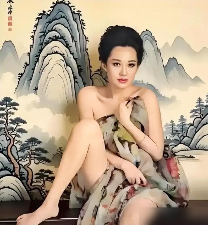 电影里，许晴趴在床上，镜头从后背摇下，臀部曲线尽显。无数人讨论，说这是为艺术献