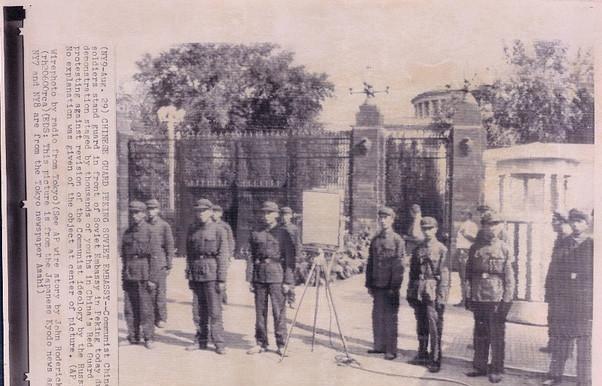 1966年，解放军排成一列，防止革命小将冲击苏联大使馆。周恩来1898年出生于