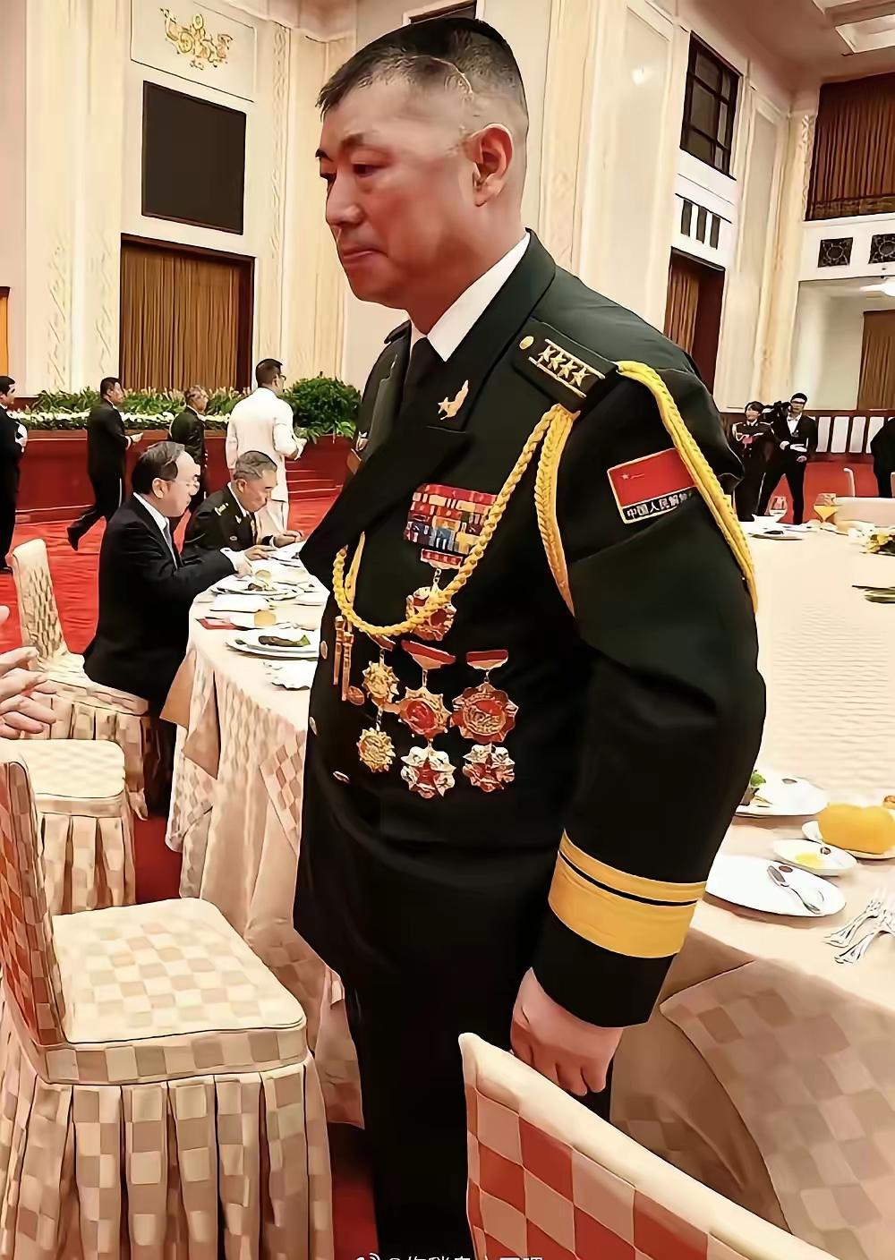 祁发宝作为“卫国戍边英雄团长”，2022年晋升副师职、大校军衔，这份来自全国人民