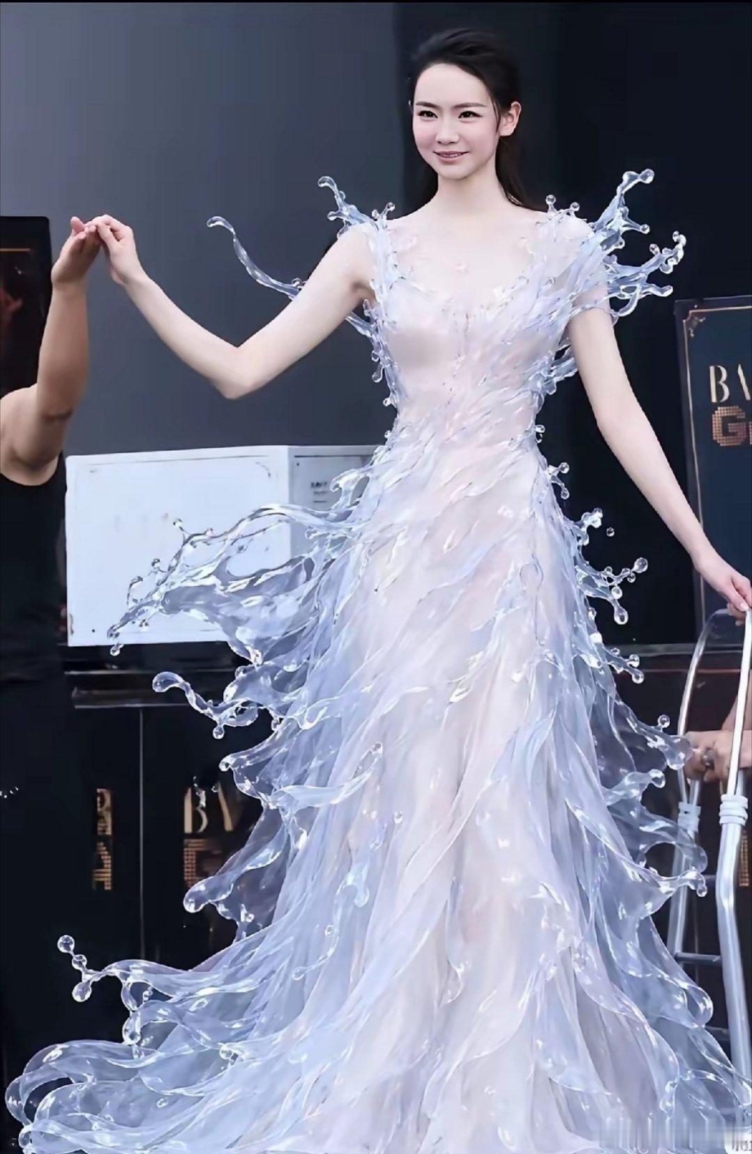 戚薇火了，把水花穿在了身上。这衣服制作过程，是先把水泼到人身上，用高速相机捕捉水