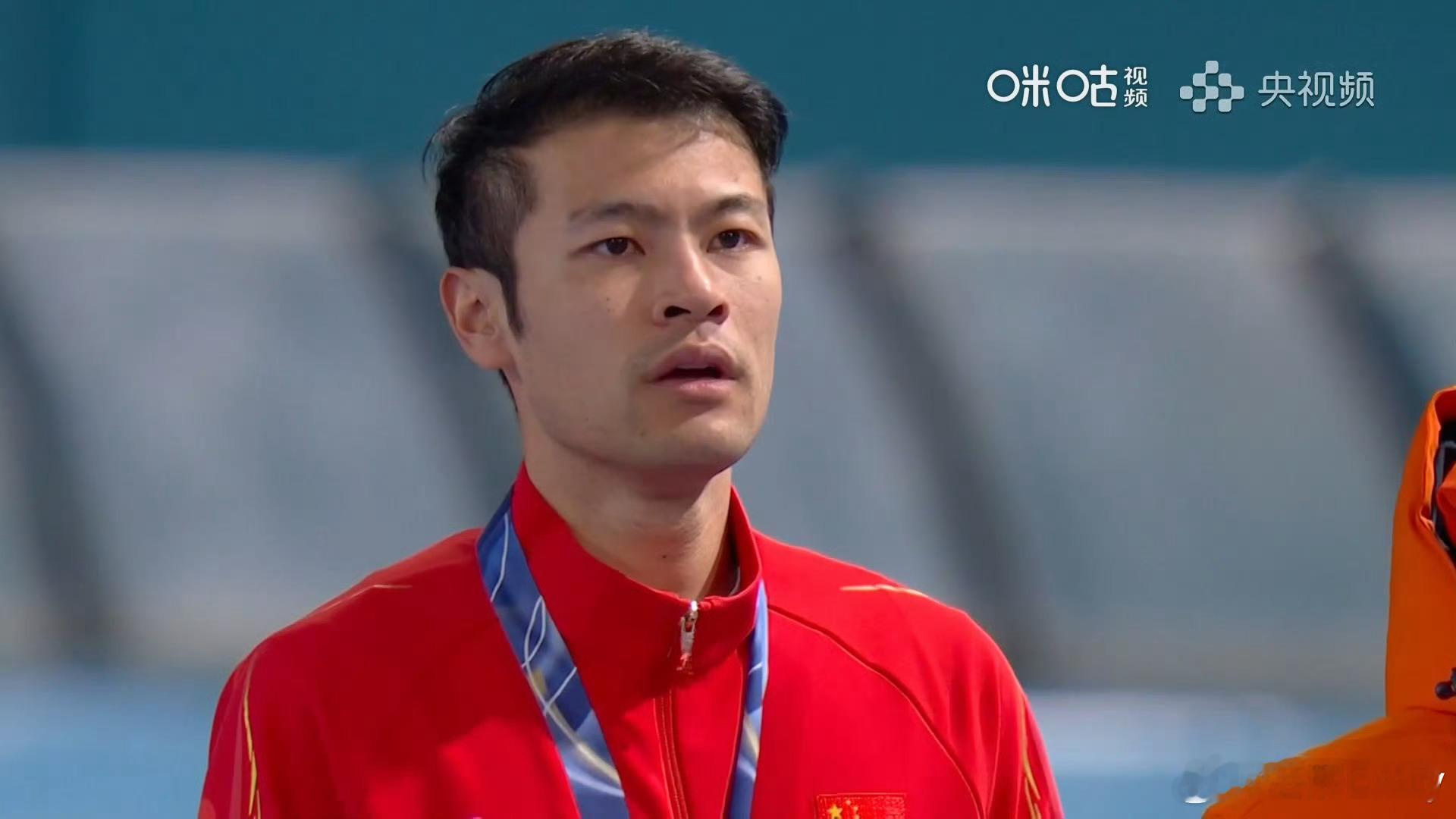 冬奥会时尚图鉴冬奥观赛团米兰冬奥会速度滑冰男子1500米决赛，宁忠岩滑出1分4