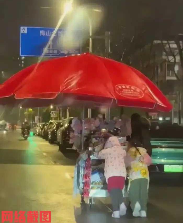 安徽六安有男子跨年夜开车回家遇到一幕。这是男子来开车时，看到前方有两小女孩在