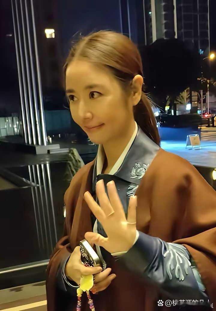 终于懂霍建华为何偏爱林心如！49岁状态惊艳，颜值比《还珠格格》时期更胜一筹，在当