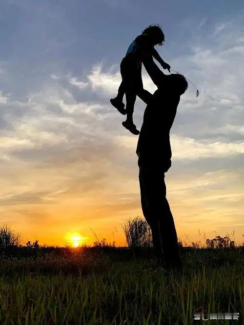 1孩子失业回了老家，爸爸一见就问：工作没了？孩子点点头，心里满是愧疚。没想到爸